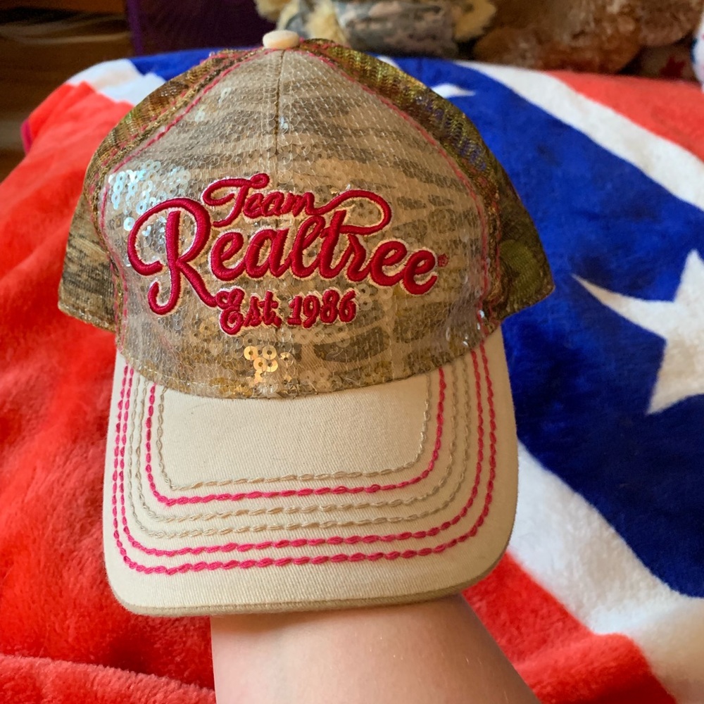 Women’s Realtree hat.